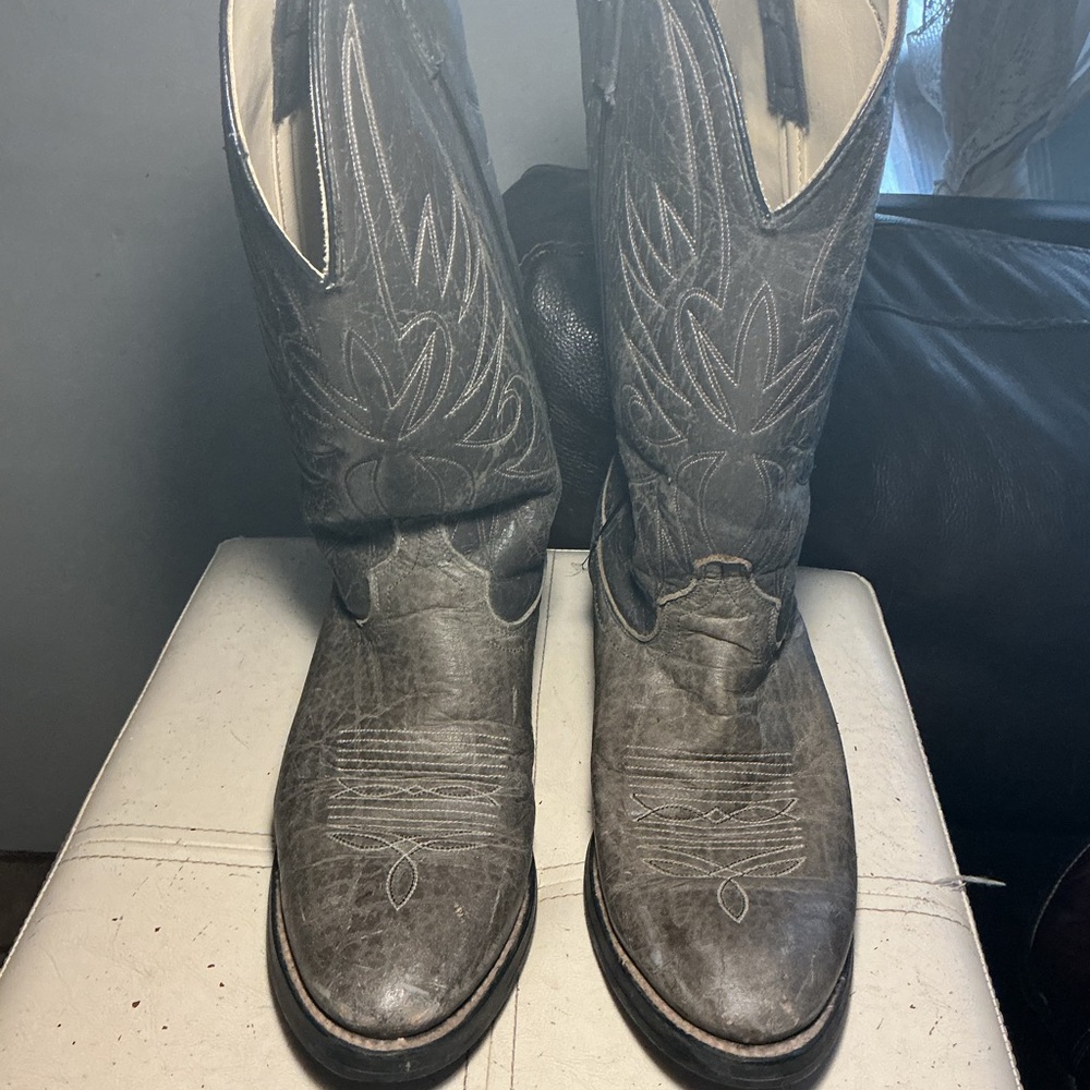 Men's Gray Western Cowboy Boots with Embroidered Stitching